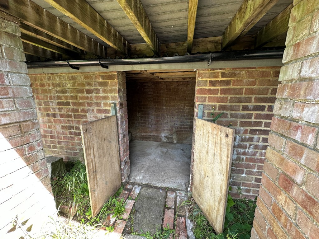 Lot: 125 - THREE-BEDROOM DETACHED HOUSE WITH POTENTIAL - Basement storage accessed from the garden